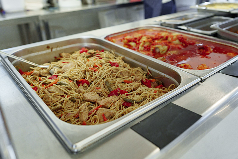 Spaghetti con pollo e verdure